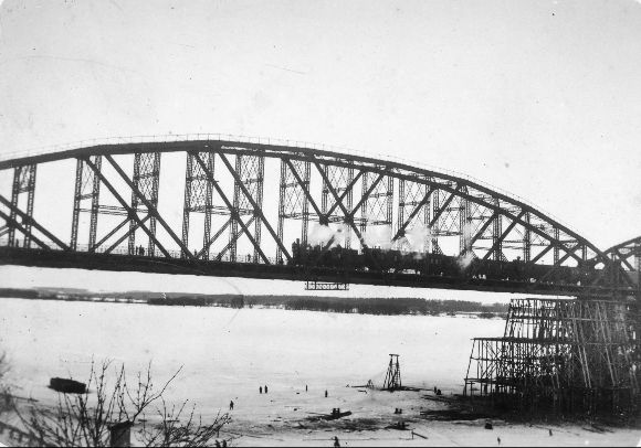 Первый поезд во время открытия моста через реку Волгу в Ярославле. 21 февраля 1913 года.