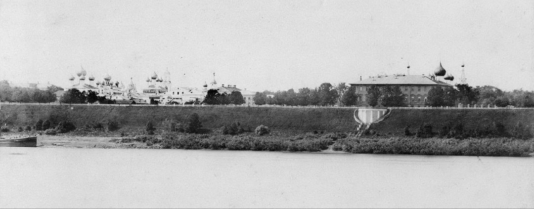 Вид Волжской набережной в Ярославле с реки Волги. 1900-е гг.