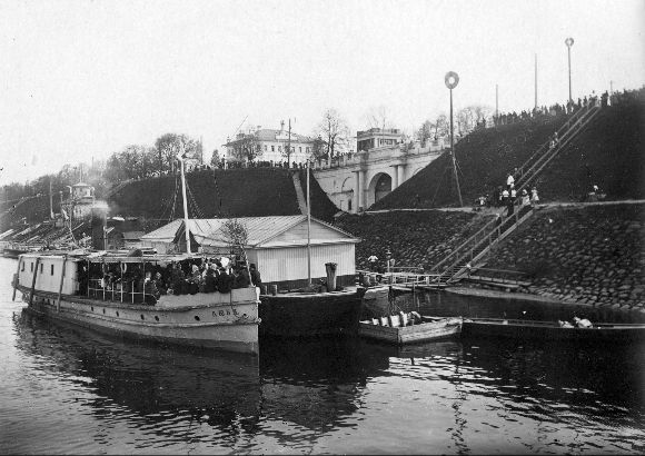 Перевозная пристань на реке Волге в г. Ярославле. 1910-1915 гг.