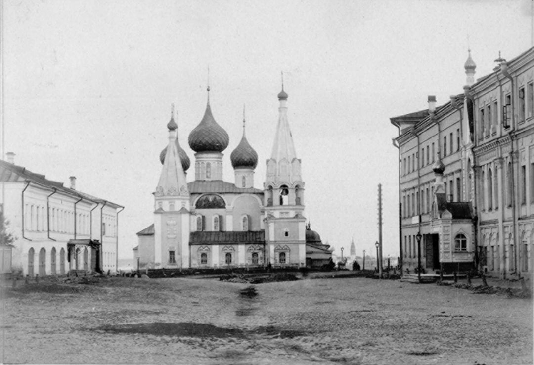 Церковь Спаса на Городу и Спасские казармы (ныне здание военного госпиталя) в Ярославле. Начало XX в.