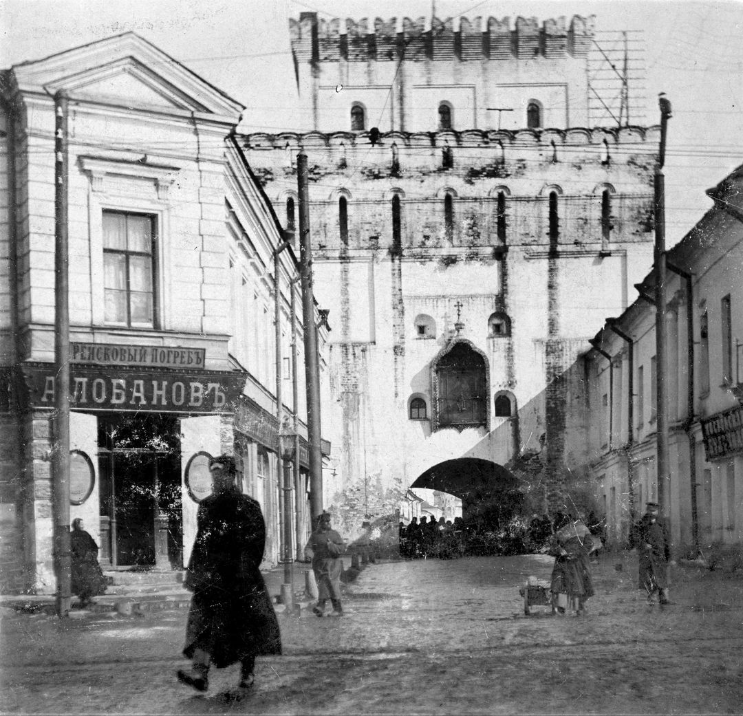 Знаменская башня в г. Ярославле со стороны Власьевской улицы (в настоящее время ул. Свободы). Начало ХХ в.