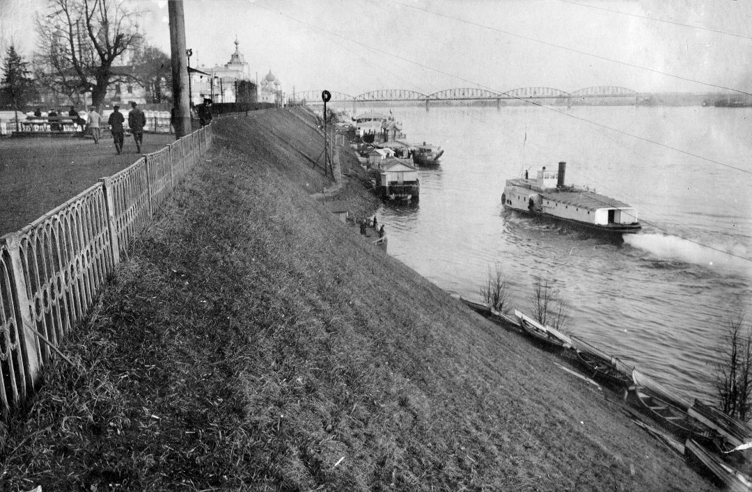 Вид Волжской набережной в городе Ярославле. 1913 г.