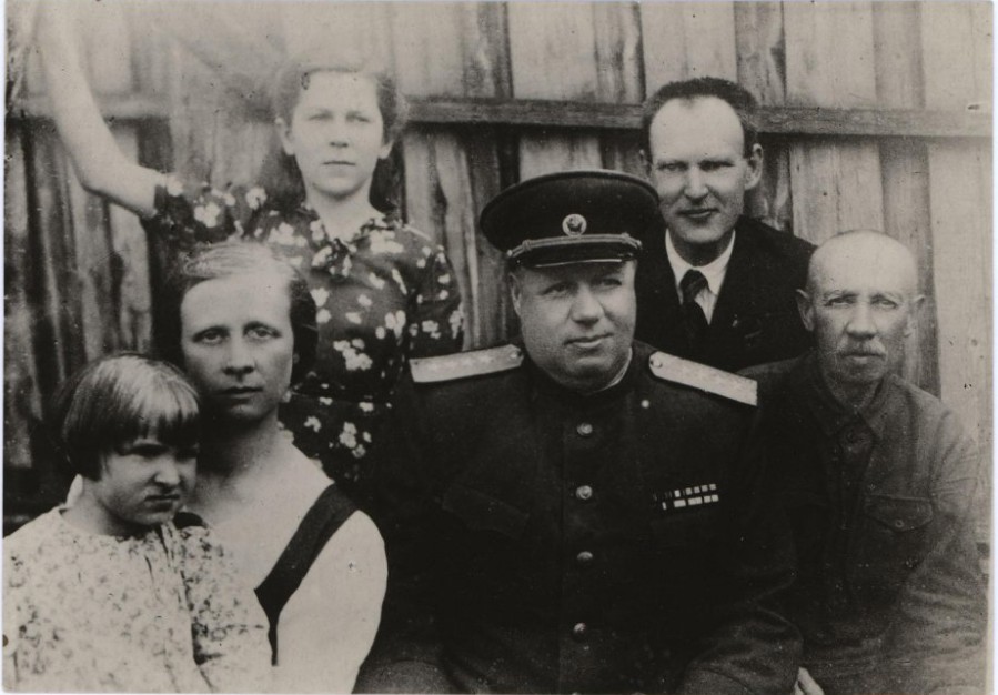 Негатив. Ф.И.Толбухин среди родственников в городе Рыбинске. 1940-е гг.