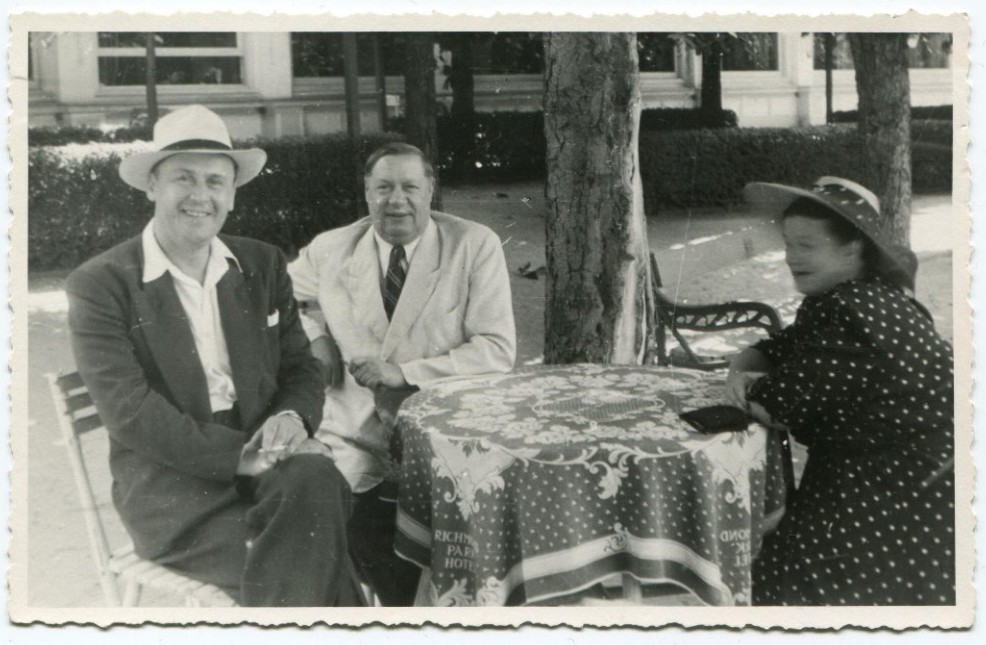 Фотография. Ф.И. Толбухин с женой и народным артистом РСФСР Б.Н. Ливановым в санатории Карловы Вары.