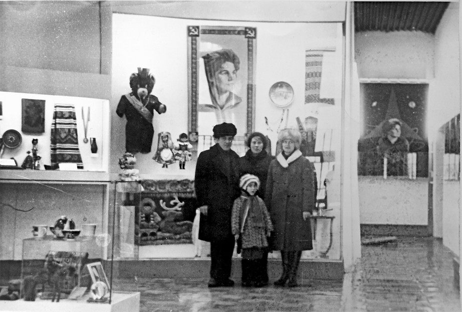 Посетители в зале «Подарки В. В. Терешковой от народов разных стран», 1980 год.
