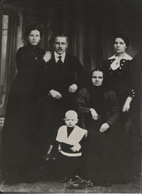 Фотонегатив. Мать Ф.И.Толбухина Анна Григорьевна слева стоят брат Михаил Иванович с женой и сыном слева стоит сестра. 1920-е гг.