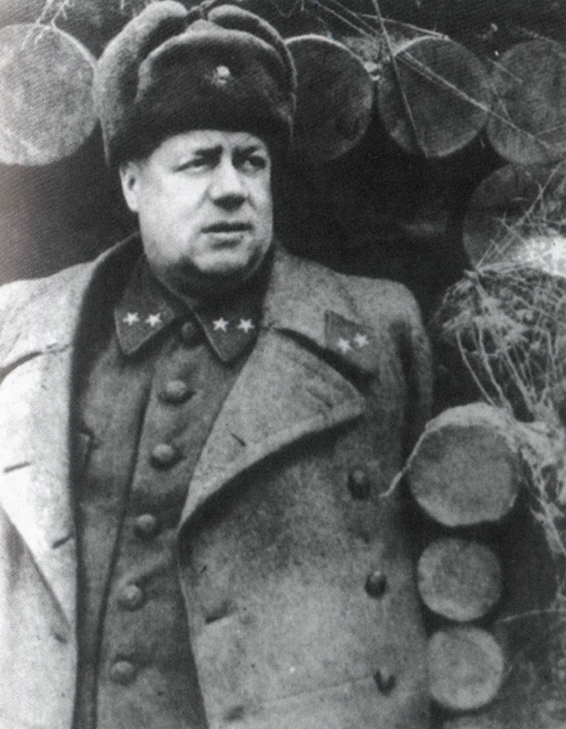 Ф.И. Толбухин у блиндажа. Сталинград, 1942 г.
