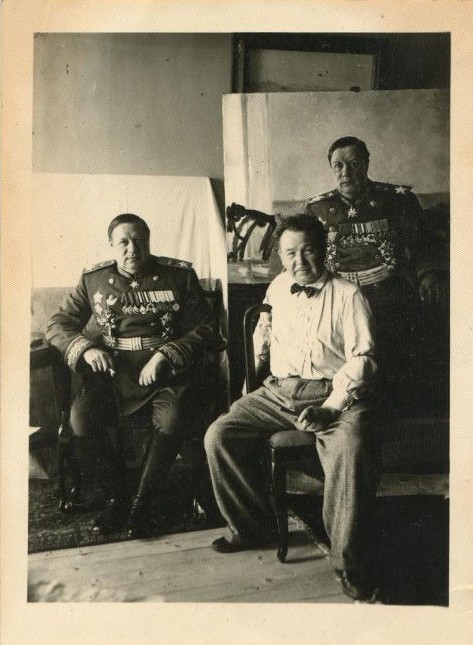 Фотография. Маршал Ф.И. Толбухин в мастерской художника А.М. Герасимова в Румынии Кармен-Сильве. 1945 г.
