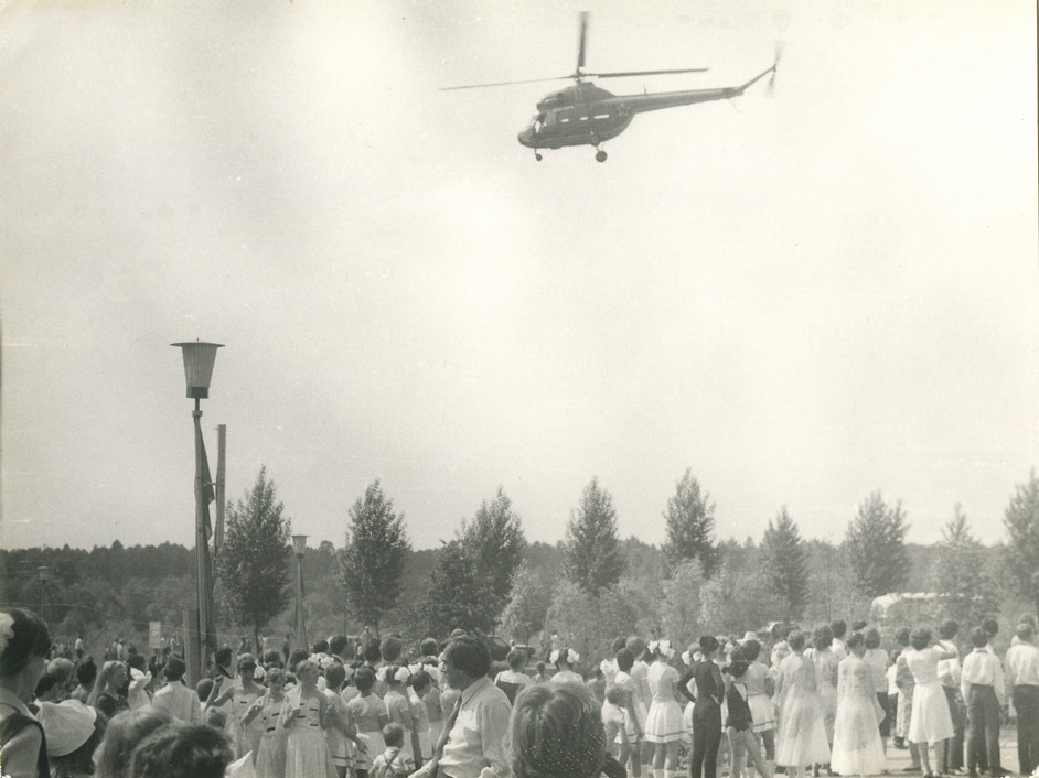 Распространение листовок с вертолёта на празднике в честь космического полёта В. В. Терешковой. 1988 год.