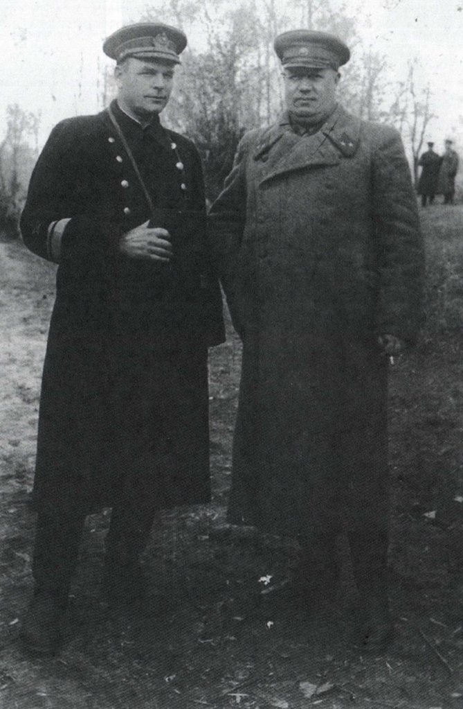 Ф.И. Толбухин - генерал-майор, командующий 57-й армией и Т.А. Новиков - контрадмирал, командующий 2-й бригадой речных кораблей. 1942 г.