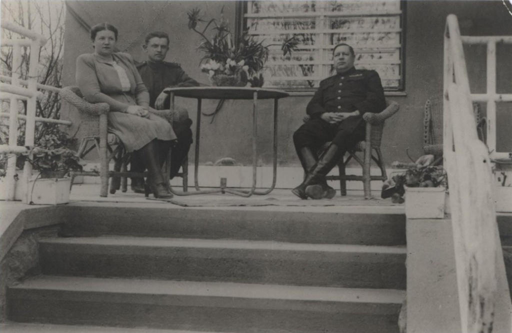 Фотография. Толбухин Федор Иванович с женой Тамарой Евгеньевной и адъютантом. 1940-е гг.