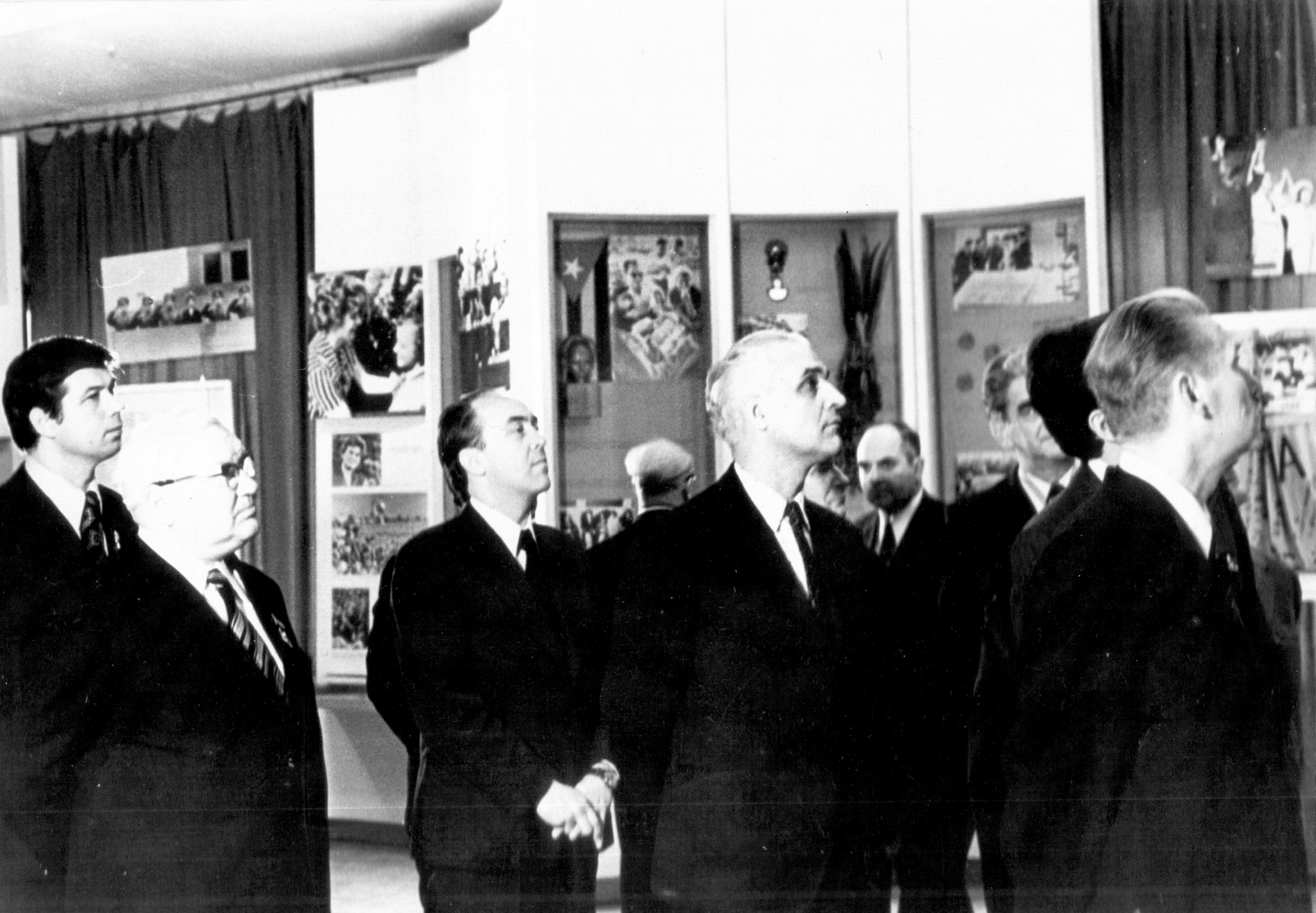 Первый секретарь областного комитета КПСС Ф. И. Лощенков с иностранными гостями, 1979 год.
